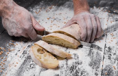 Fırın kavramı arka plan. Ekmek ekmek dilimleri kesme eller