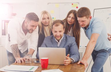 Mutlu iş insanlar takım birlikte office içinde laptop yakınındaki