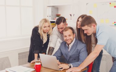 Mutlu iş insanlar takım birlikte office içinde laptop yakınındaki