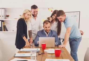 Mutlu iş insanlar takım ile birlikte office içinde laptop