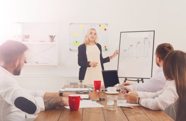 Proje sunumu. Genç hipsters işadamları ve kadınlar mo