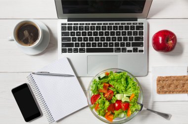 Sağlıklı bir iş öğle yemeği aperatif ofis, sebze salatası Üstten Görünüm