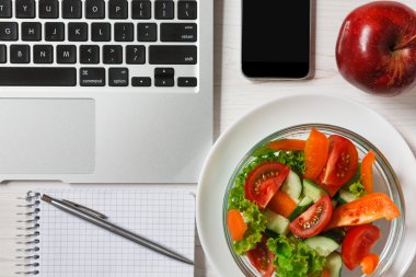 Sağlıklı bir iş öğle yemeği aperatif ofis, sebze salatası Üstten Görünüm