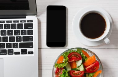 Sağlıklı bir iş öğle yemeği aperatif ofis, sebze salatası Üstten Görünüm