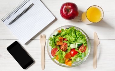 Sağlıklı bir iş öğle yemeği aperatif ofis, sebze salatası Üstten Görünüm