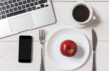 Diyet kavramı, sadece iş öğle yemeğinde elma ofiste
