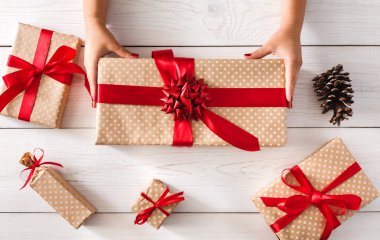 Noel hediyesi mevcut kutusunda kadının ellerini ver