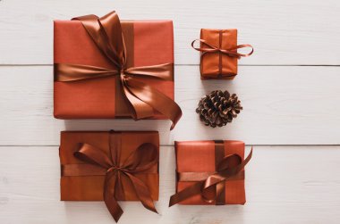 Beyaz ahşap zemin üzerinde Noel hediyesi kutularının Üstten Görünüm