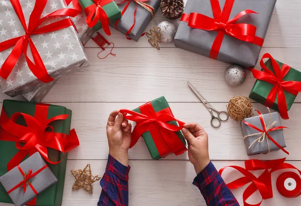 Pasatiempo creativo. Haciendo moderna caja de regalo de Navidad hecha a mano — Foto de Stock