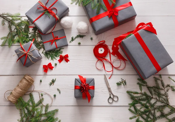 Pasatiempo creativo. Herramientas hechas a mano para hacer presente la Navidad en caja — Foto de Stock