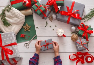 Yaratıcı hobi. Modern el yapımı Noel hediyesi kutu yapma