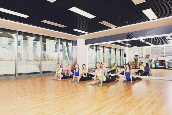 Grupo de mujeres jóvenes en clase de yoga — Foto de Stock