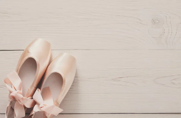 Ροζ παπούτσια μπαλέτου pointe σε άσπρο φόντο ξύλου — Φωτογραφία Αρχείου