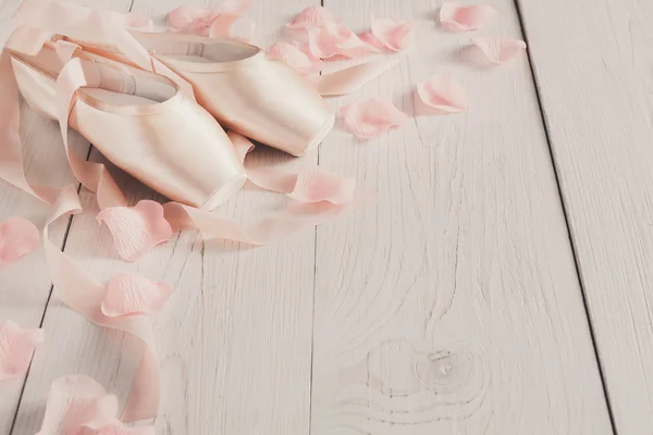 Pink ballet pointe shoes on white wood background — Stock Photo, Image