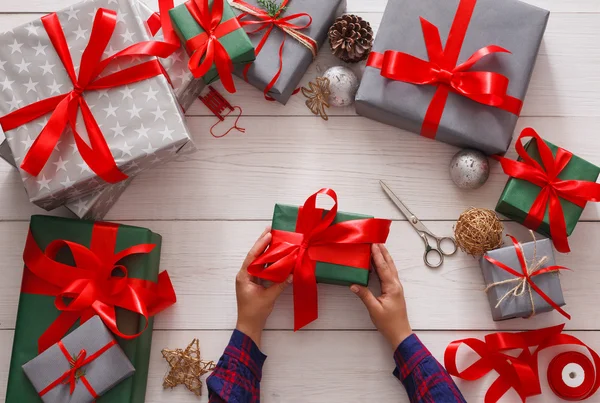 Kreatives Hobby. moderne handgemachte Weihnachtsgeschenkschachtel herstellen — Stockfoto