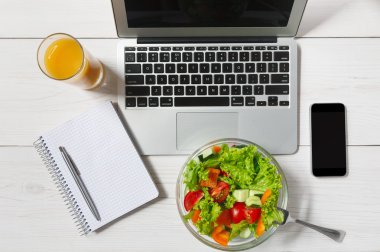 Sağlıklı bir iş öğle yemeği aperatif ofis, sebze salatası Üstten Görünüm