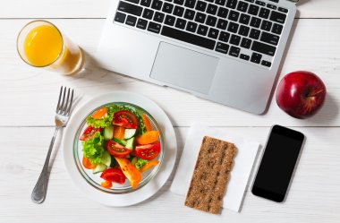 Sağlıklı bir iş öğle yemeği aperatif ofis, sebze salatası Üstten Görünüm