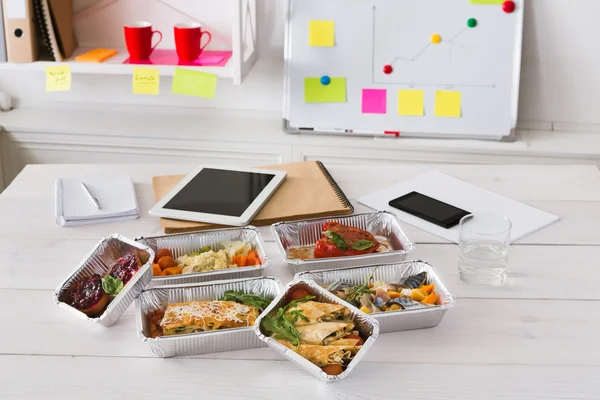 Healthy lunch foil box with diet food on office table — Stock Photo, Image