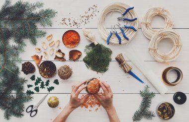 Yaratıcı DIY hobi. El yapımı craft Noel dekorasyonu, toplar ve çelenk