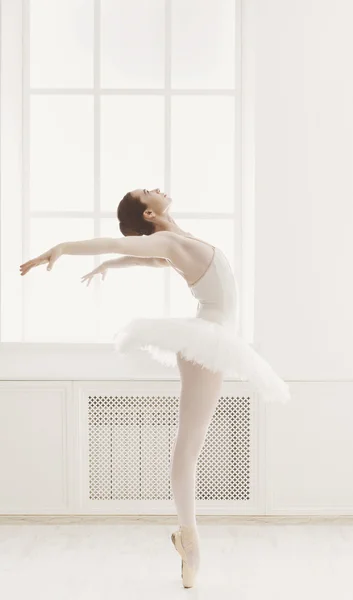 Ballerine piękny taniec w pozycji balet — Zdjęcie stockowe