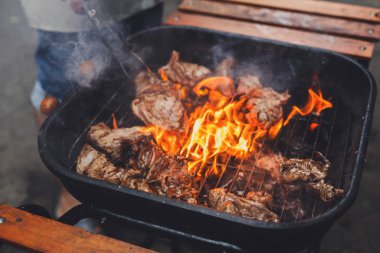 Alev ile metal ızgara biftek ızgara, Barbekü