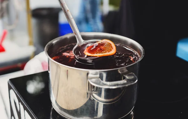 Making mulled wine for sale at country fair — Stock Photo, Image