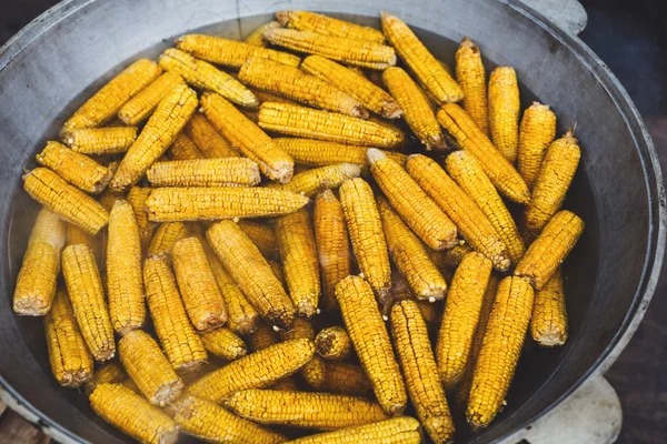 Mazorcas de maíz frescas cocinadas en cuenco de metal — Foto de Stock