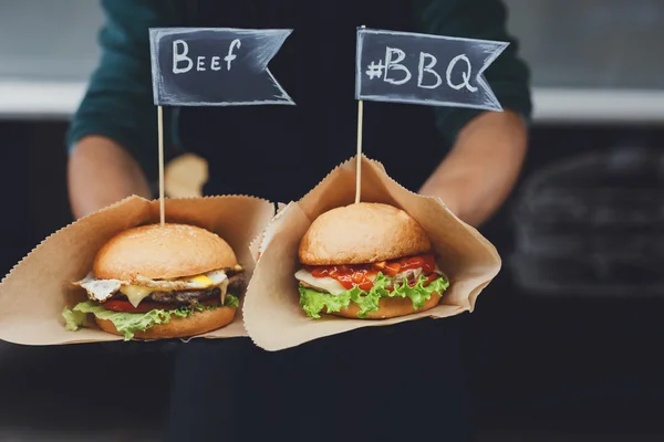 Comida rápida en la calle, hamburguesas con carne asada barbacoa —  Fotos de Stock