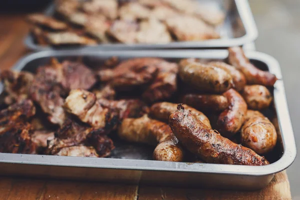 Street fast food, salsichas grelhadas em recipiente — Fotografia de Stock