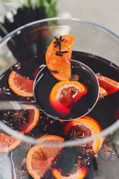Making mulled wine for sale at country fair, closeup — Stock Photo, Image