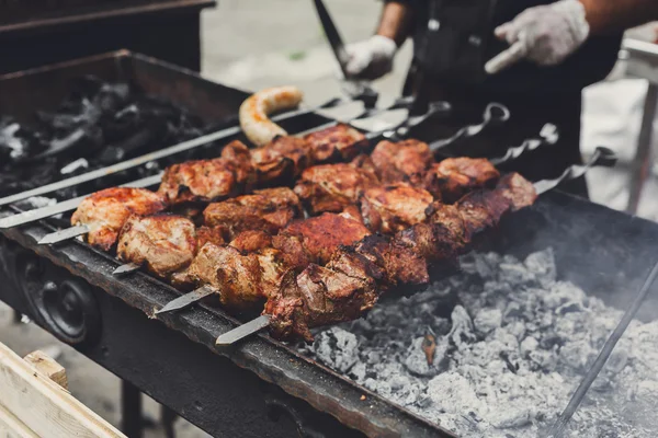 Kebab de boeuf. Viande fraîche au gril, barbecue — Photo