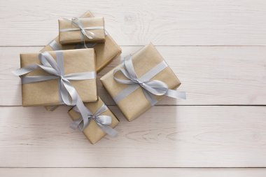 Mevcut kutuları üstten görünüm beyaz kopya alanı ile