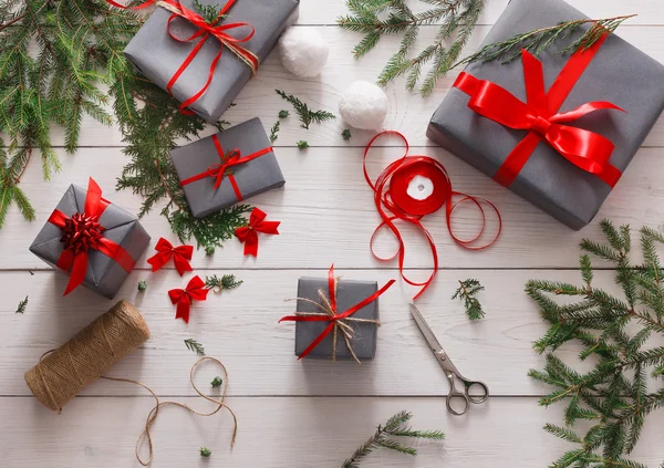 Envoltura de regalo. Embalaje navidad moderna presente en cajas — Foto de Stock