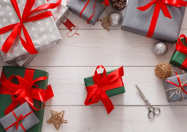 Envoltura de regalo. Embalaje navidad moderna presente en cajas — Foto de Stock