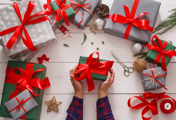 Envoltura de regalo. Embalaje navidad moderna presente en cajas — Foto de Stock