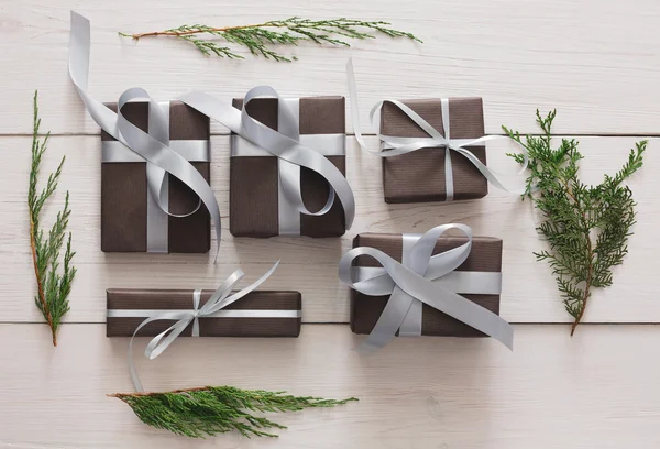 Вид зверху на різдвяні подарункові коробки на фоні білого дерева — стокове фото