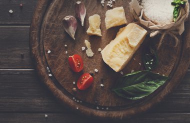 Rustik ahşap, brie ve parmesan peynir delikatessen portre