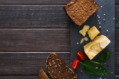 Peynir delikatessen ekmek siyah taş, parmesan ile