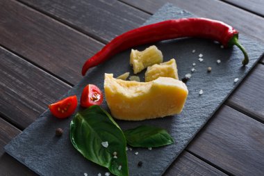 Rustik ahşap, brie ve parmesan peynir delikatessen portre