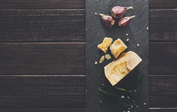 Delicatessen de queijo com espaço de cópia em pedra preta, parmesão — Fotografia de Stock