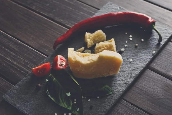 Delicatessen queso primer plano en madera rústica, brie y parmesano — Foto de Stock