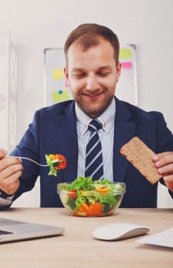 Adam sağlıklı iş yemeği modern ofis iç vardır.