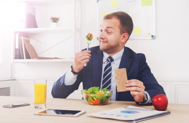 Adam sağlıklı iş yemeği modern ofis iç vardır.