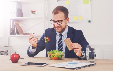 Adam sağlıklı iş yemeği modern ofis iç vardır.