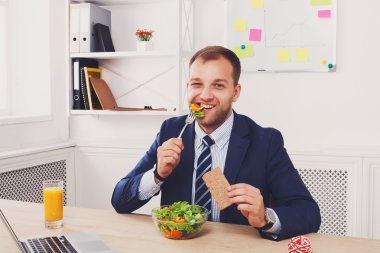 Adam sağlıklı iş yemeği modern ofis iç vardır.