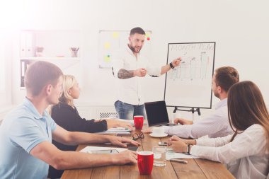 Proje sunumu. Genç hipsters işadamları ve kadınlar mo