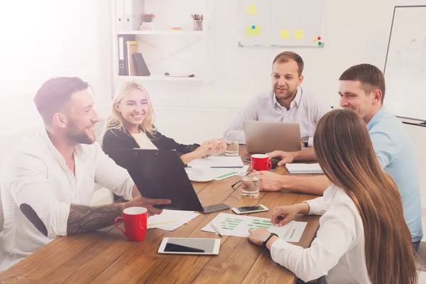 Reunión de negocios. Jóvenes hipsters hombres de negocios y mujeres en la moderna — Foto de Stock