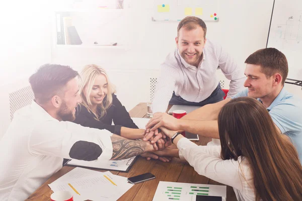 Концепція командної роботи та обміну в офісі, люди з'єднують руки — стокове фото