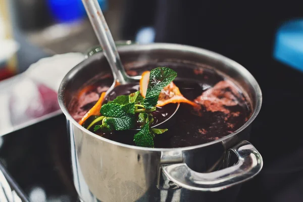 Making mulled wine for sale at country fair — Stock Photo, Image