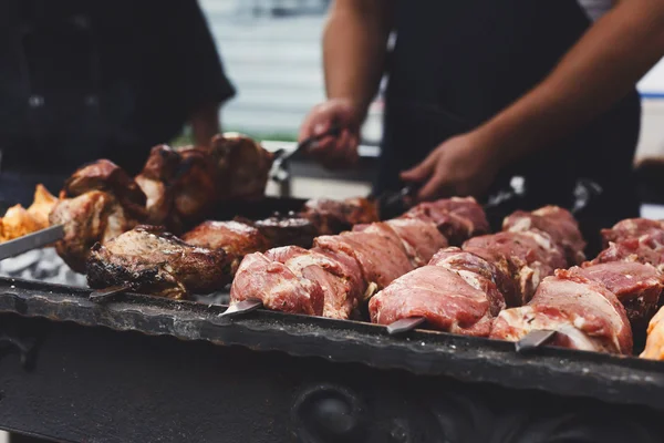Sığır eti ve domuz kebap. Taze et mangal, Barbekü — Stok fotoğraf